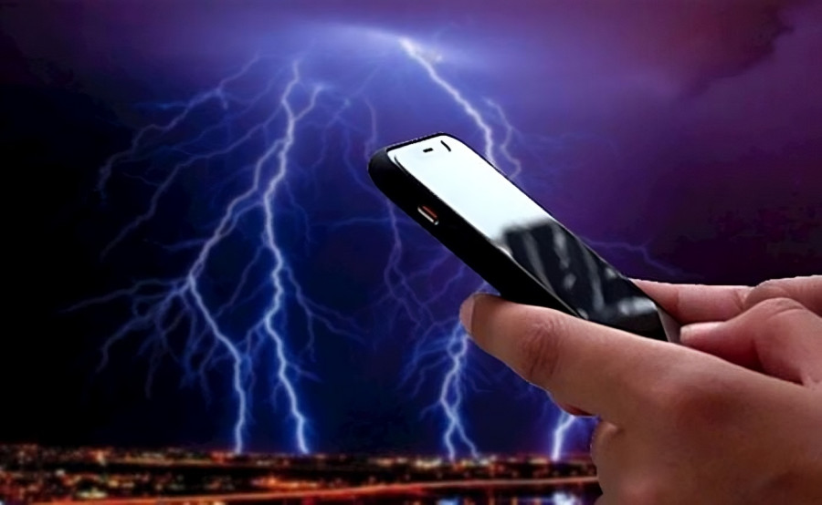 Чи притягує телефон блискавку: розвінчання міфів і наукові факти