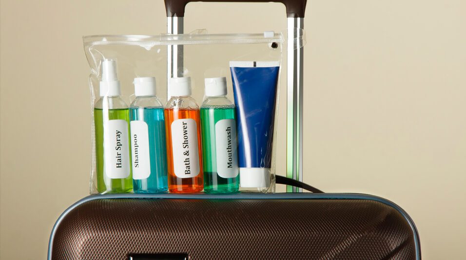 Скільки рідини можна брати в літак: детальний гід по правилам 2025