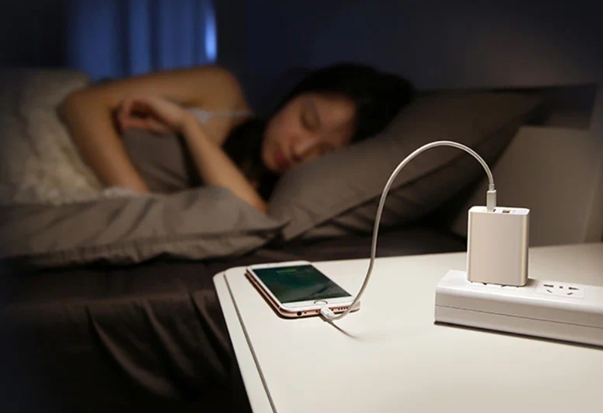 Чи можна залишати телефон на зарядці на ніч: наслідки, ризики та практичні поради