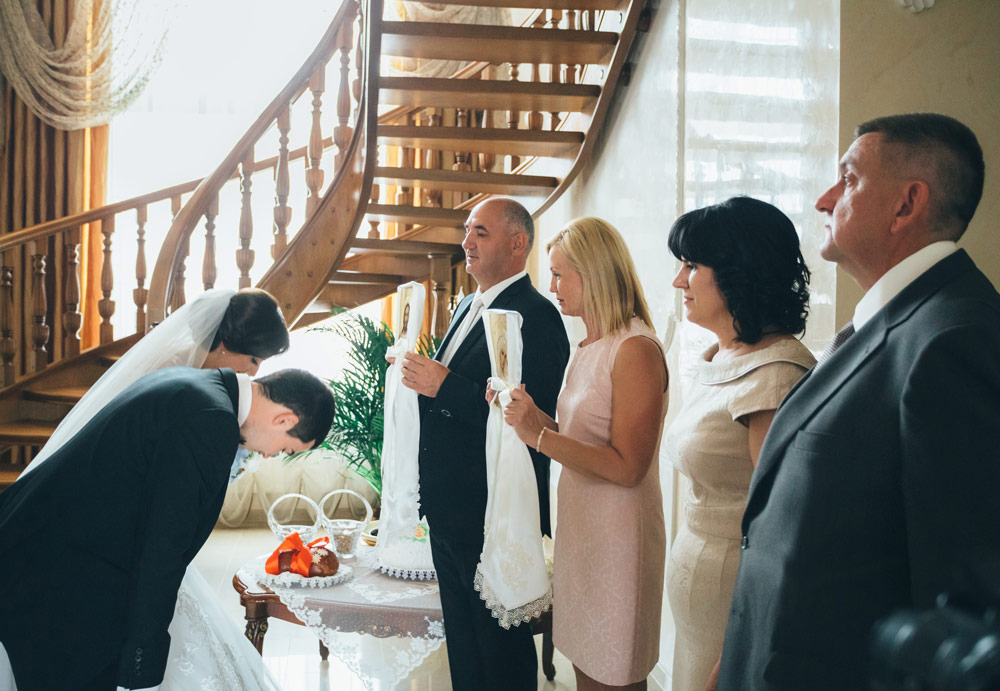 Що несуть на заручини батьки нареченого: українські традиції