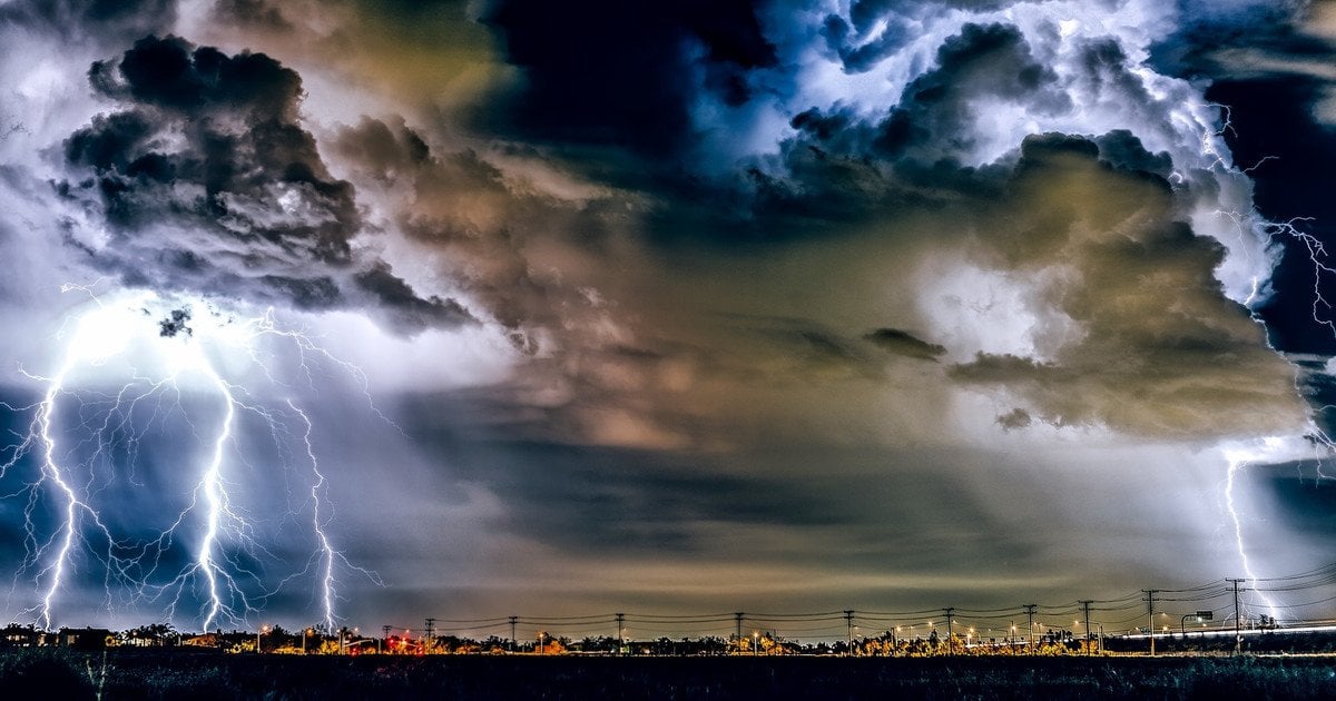 До чого сниться блискавка, яка б’є поруч: повне тлумачення