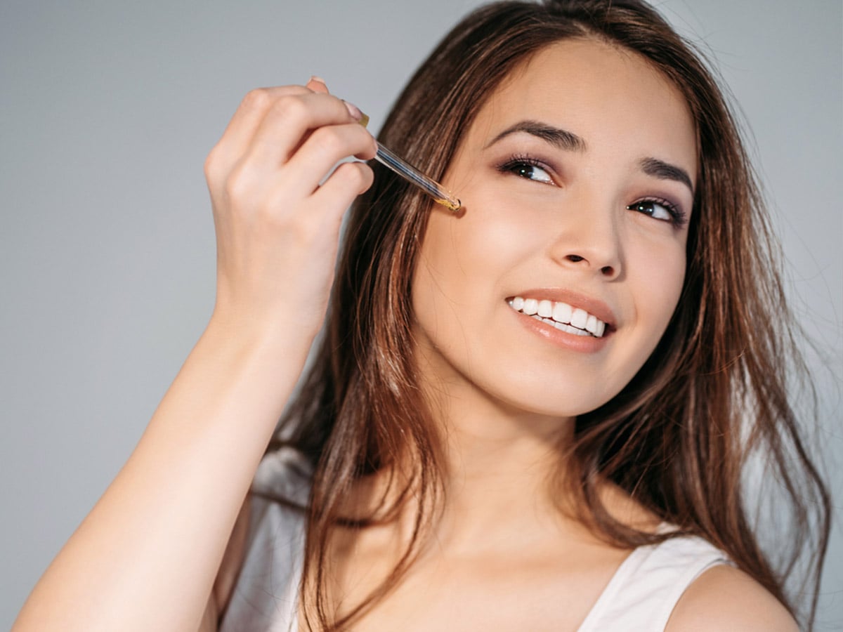 Рицинова олія під очі: користь, ризики та секрети безпечного використання