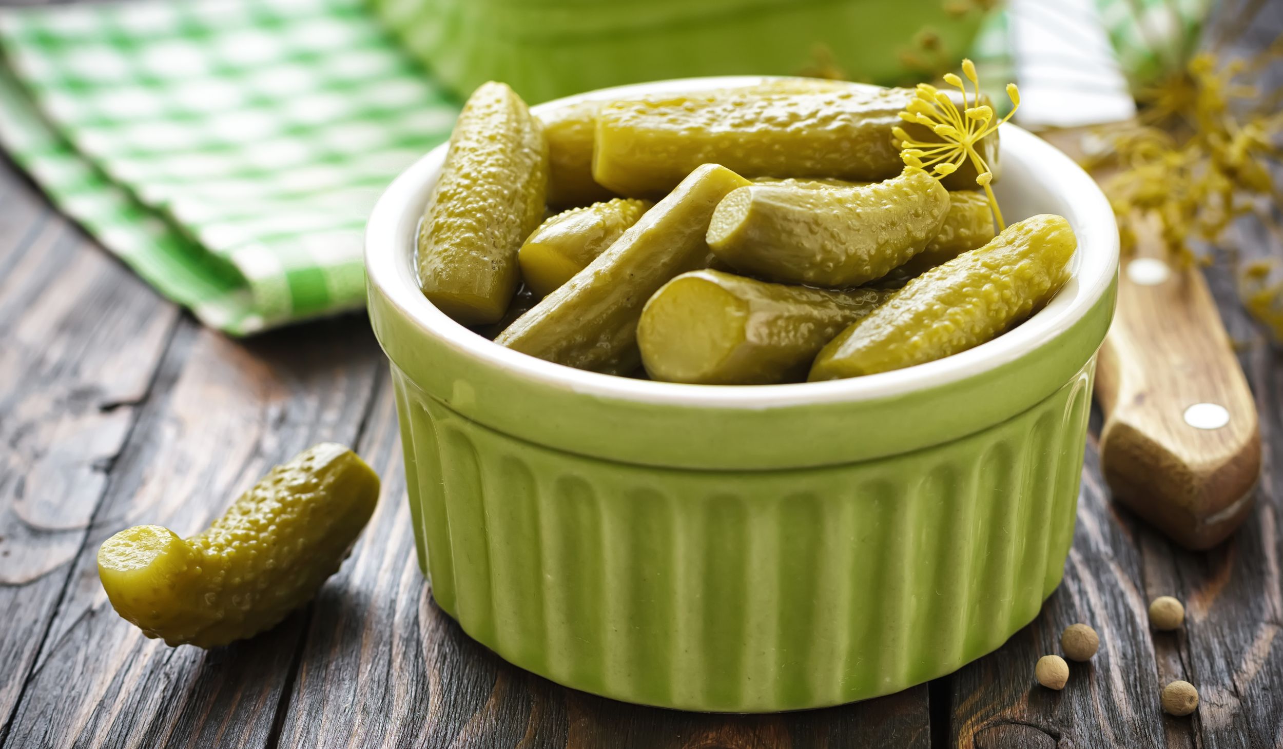 До чого сняться солоні огірки жінці: повне тлумачення значення сну