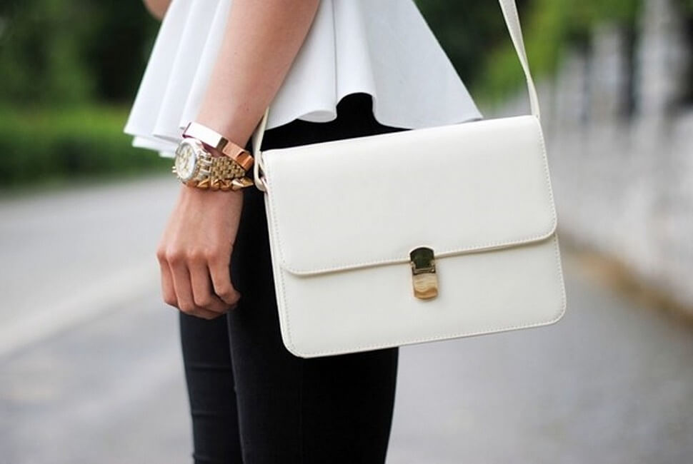 Як прибрати білі плями від спирту на сумці: детальний посібник