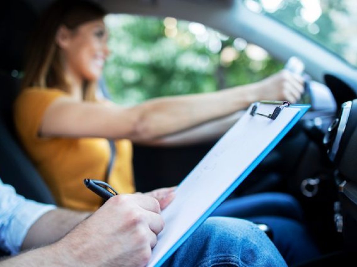 В скільки років можна здавати на права в Україні 2026