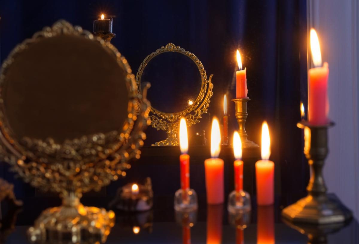 Чому закривають дзеркала на похороні: глибинні причини традиції