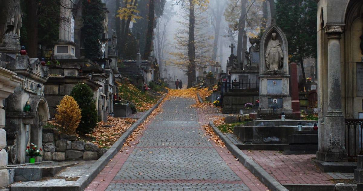 Чому не можна брати речі з цвинтаря: прикмети, закон і реальність