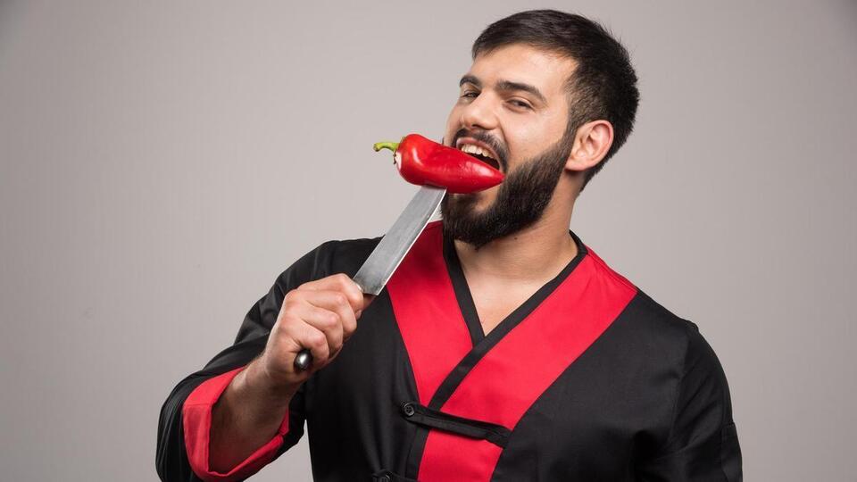 Чому не можна їсти з ножа: прикмети, небезпека та етикет