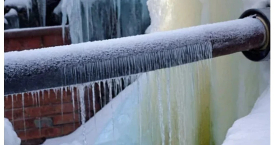 Чому при замерзанні вода розриває пляшку