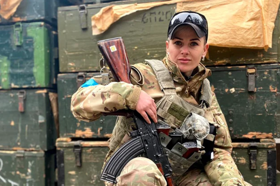 Дана Виноградова: воїтелька, яка малює війну уламками снарядів