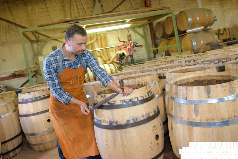 Бондар: професія, що перетворює дерево на скарб традицій