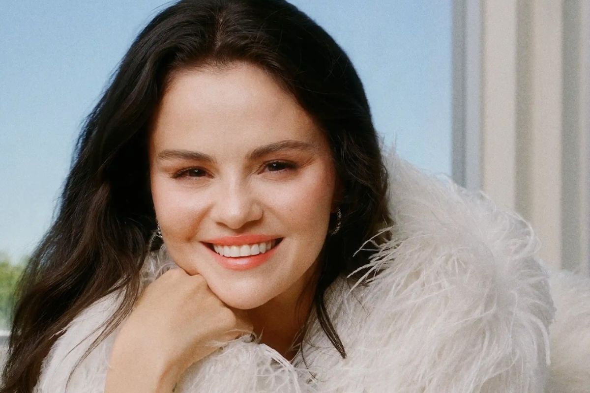 Селена Гомес прикрасила обкладинку в сукні Lever Couture